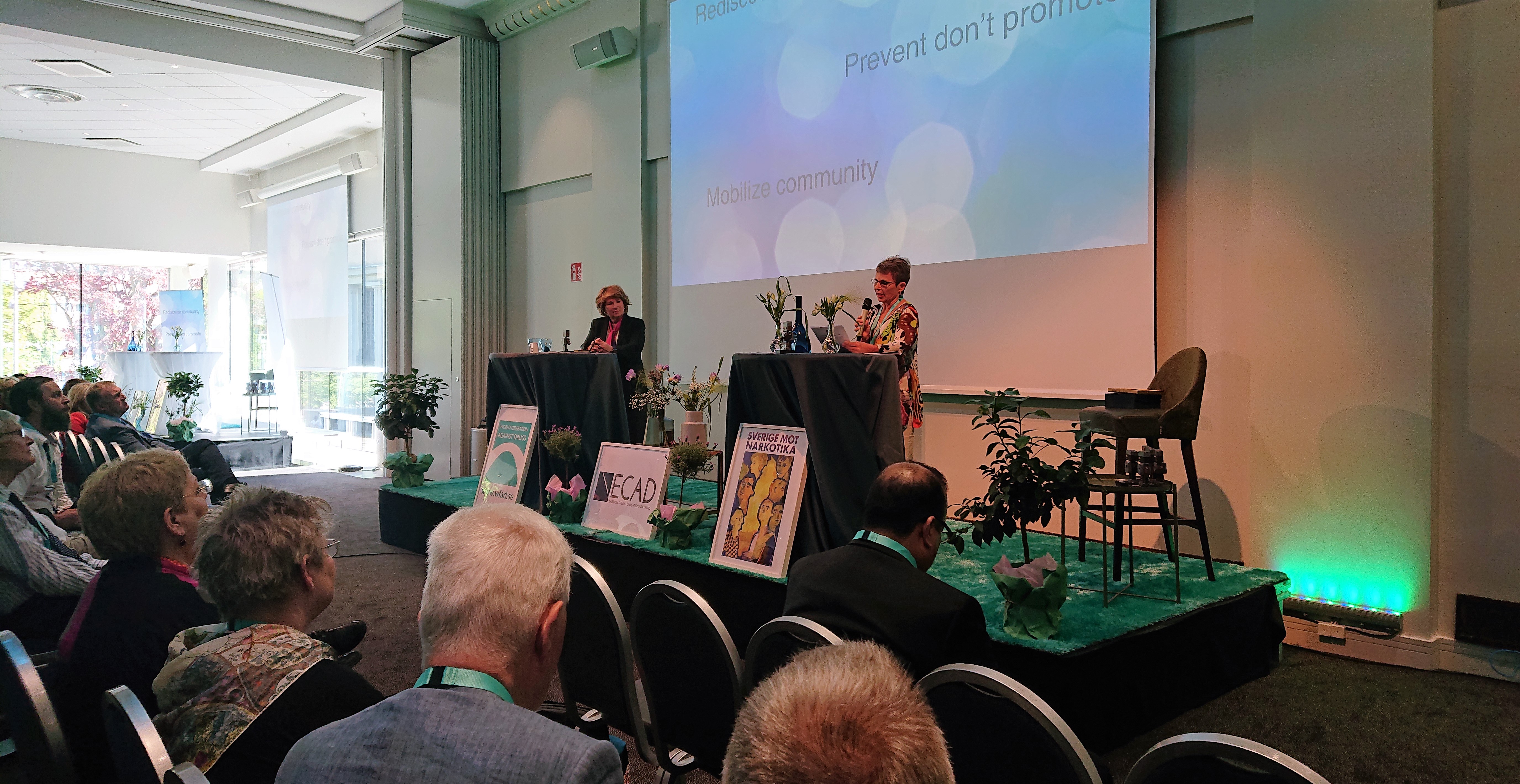 Kerstin Kaell gives prize to Bertha Madras